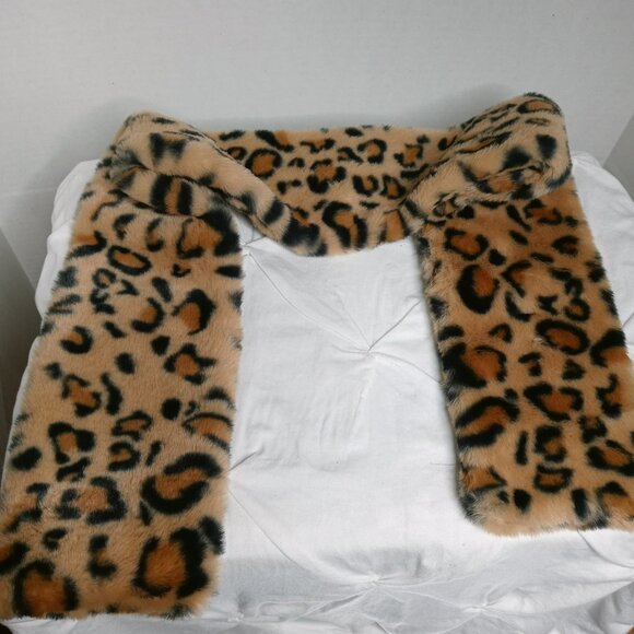 Leopard Faux Fur Scarf with Chain Pull Through - Picture 3 of 4
